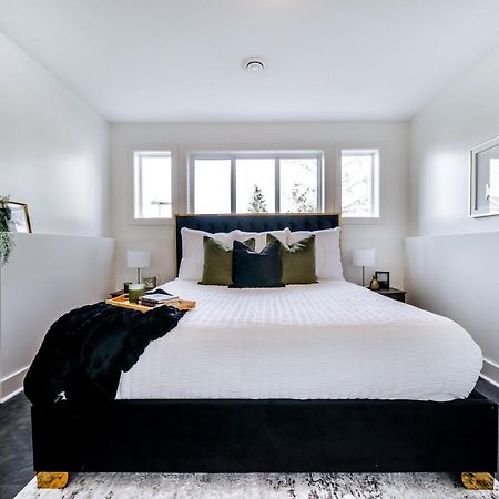 Stunning Modern Suite - King Bed - Free Parking & Netflix - Fast Wi-Fi - Long Stays Welcome Edmonton Kültér fotó