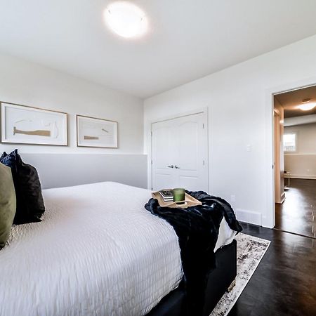 Stunning Modern Suite - King Bed - Free Parking & Netflix - Fast Wi-Fi - Long Stays Welcome Edmonton Szoba fotó