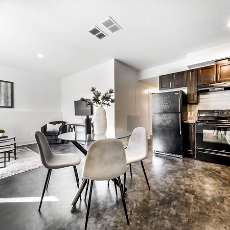 Stunning Modern Suite - King Bed - Free Parking & Netflix - Fast Wi-Fi - Long Stays Welcome Edmonton Szoba fotó