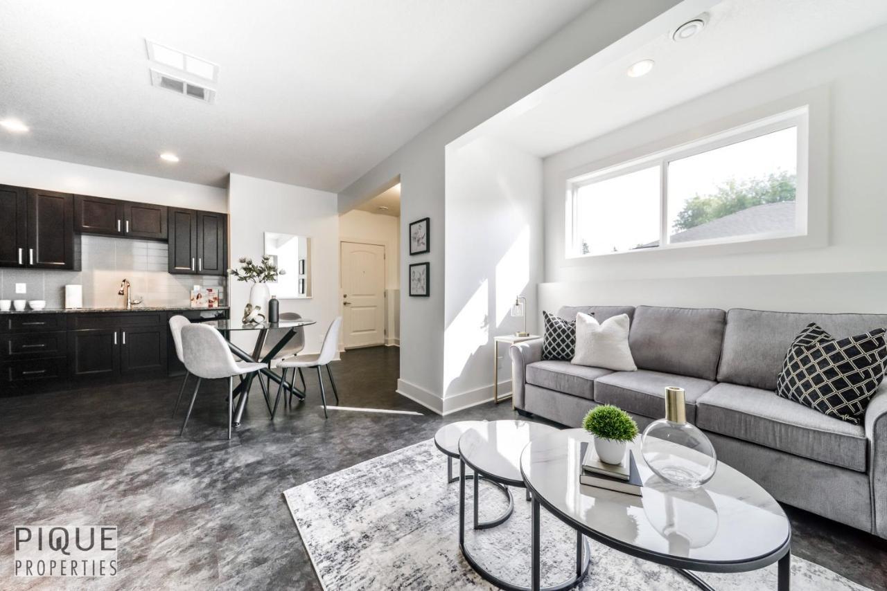 Stunning Modern Suite - King Bed - Free Parking & Netflix - Fast Wi-Fi - Long Stays Welcome Edmonton Kültér fotó