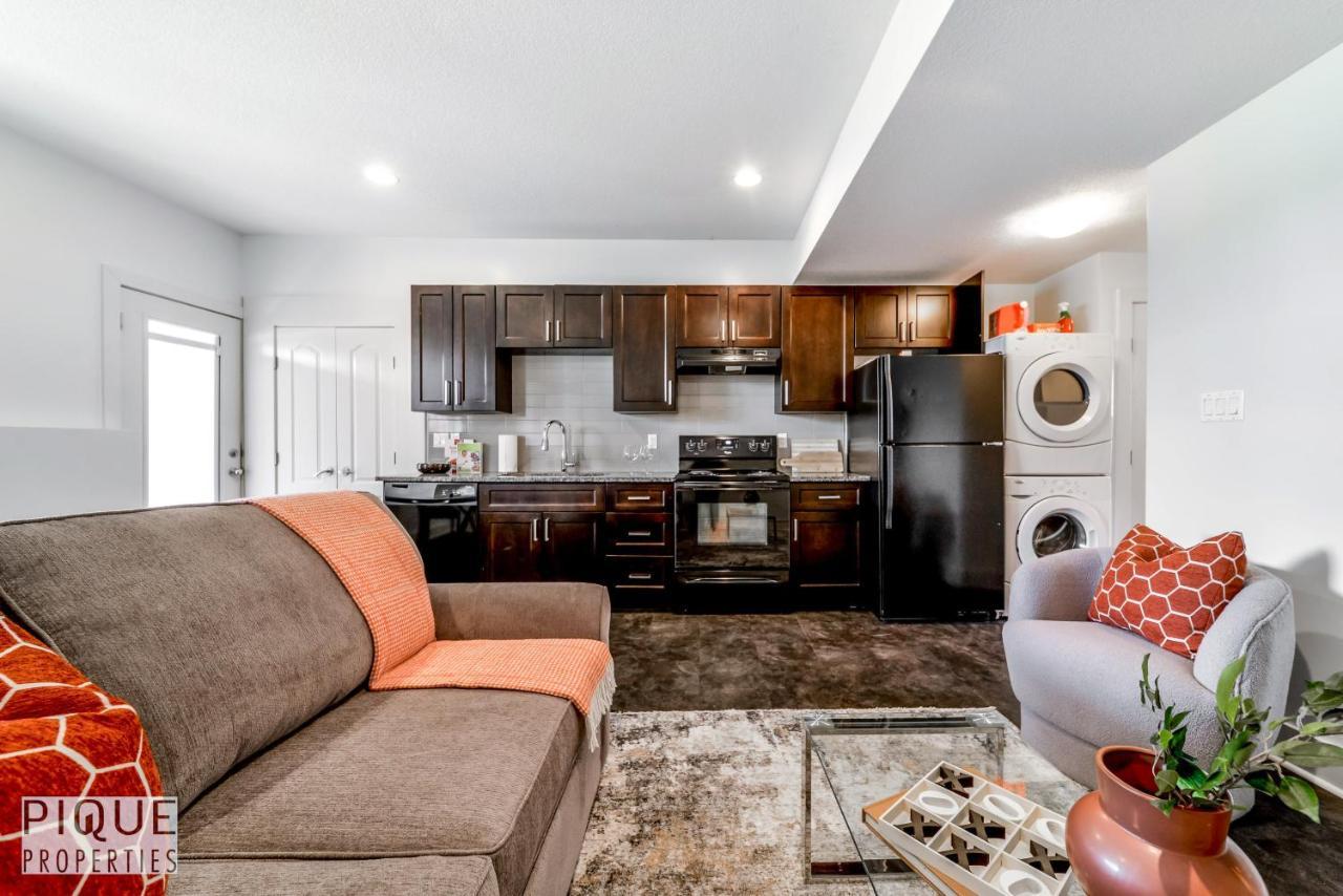 Stunning Modern Suite - King Bed - Free Parking & Netflix - Fast Wi-Fi - Long Stays Welcome Edmonton Kültér fotó