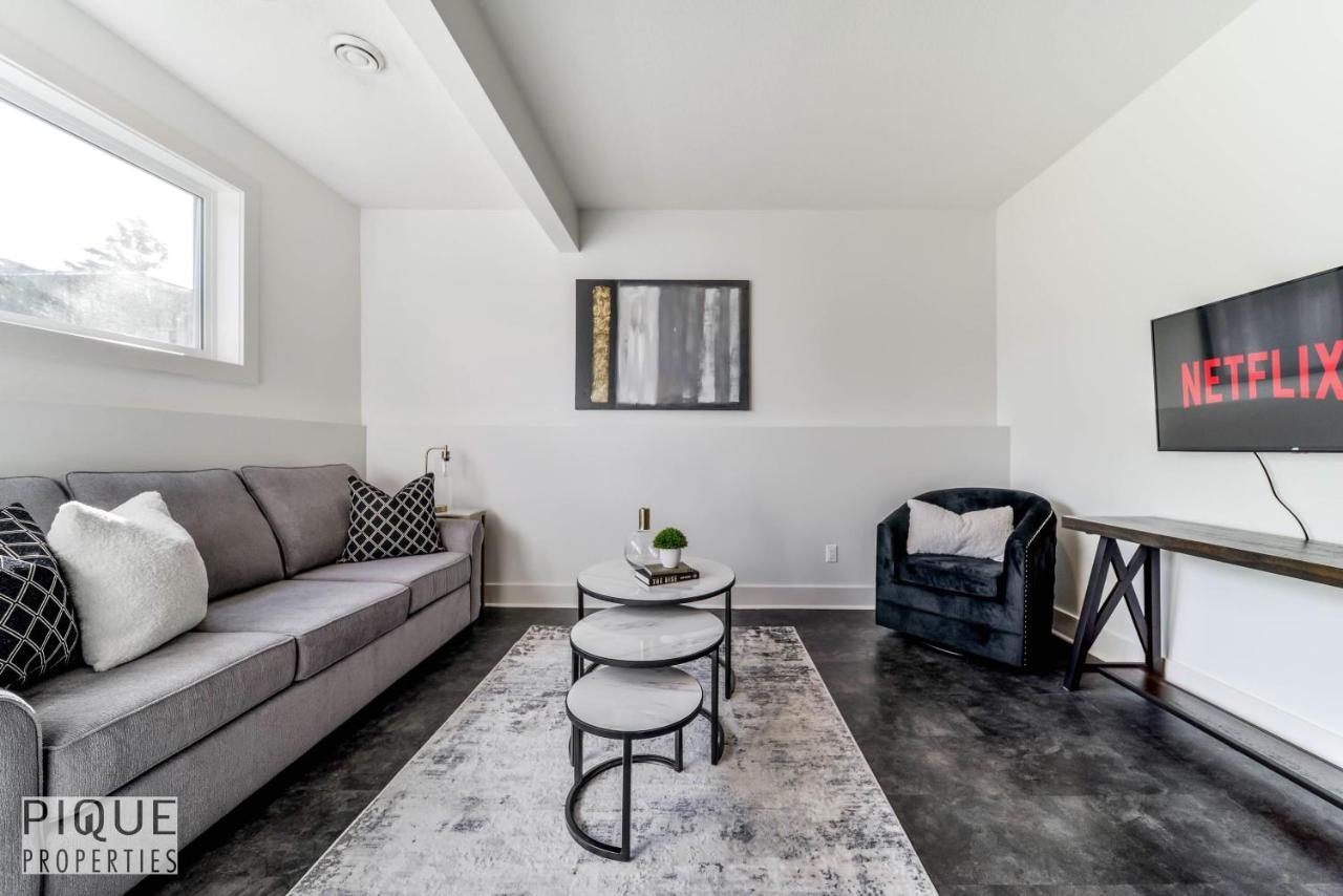 Stunning Modern Suite - King Bed - Free Parking & Netflix - Fast Wi-Fi - Long Stays Welcome Edmonton Kültér fotó
