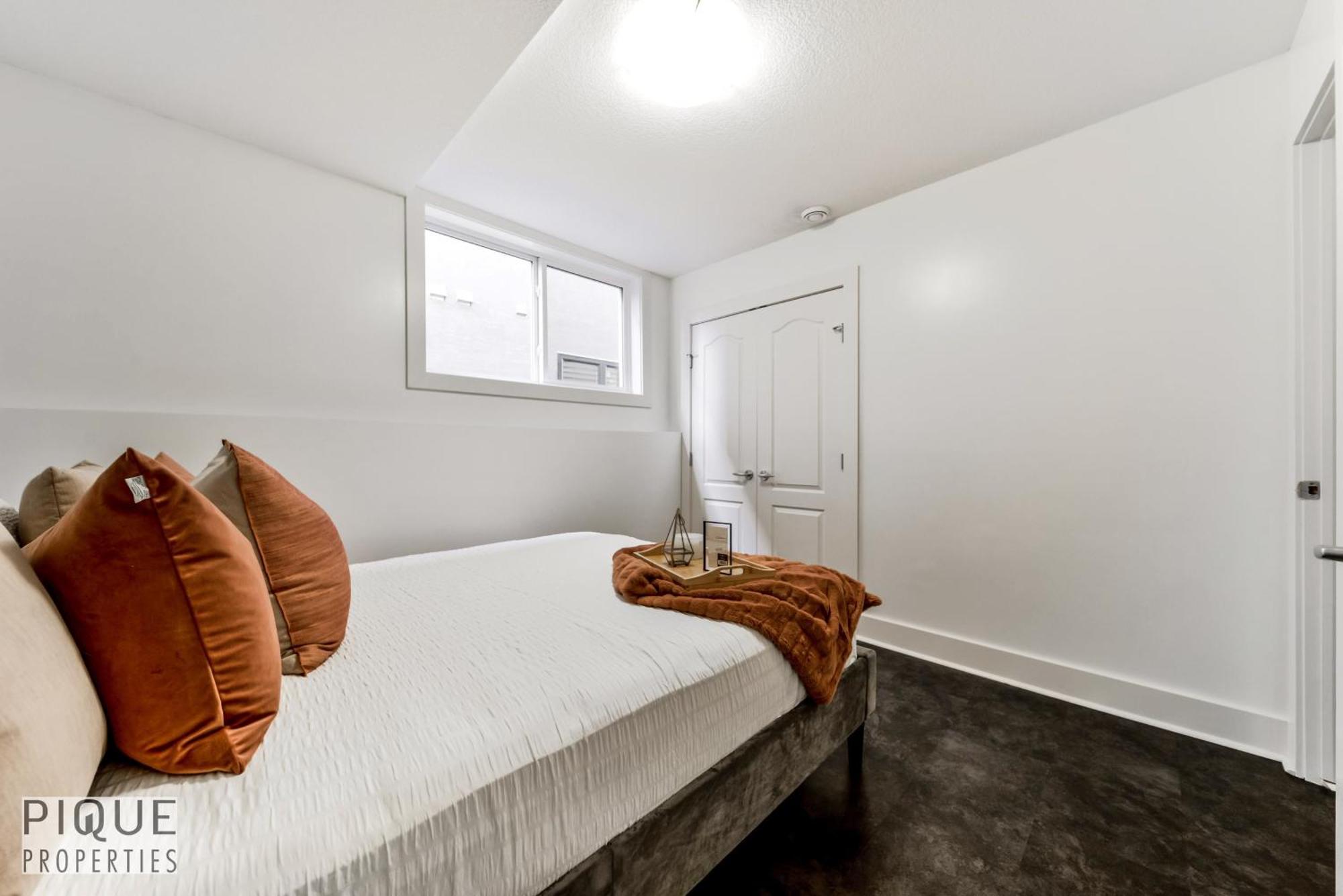 Stunning Modern Suite - King Bed - Free Parking & Netflix - Fast Wi-Fi - Long Stays Welcome Edmonton Szoba fotó