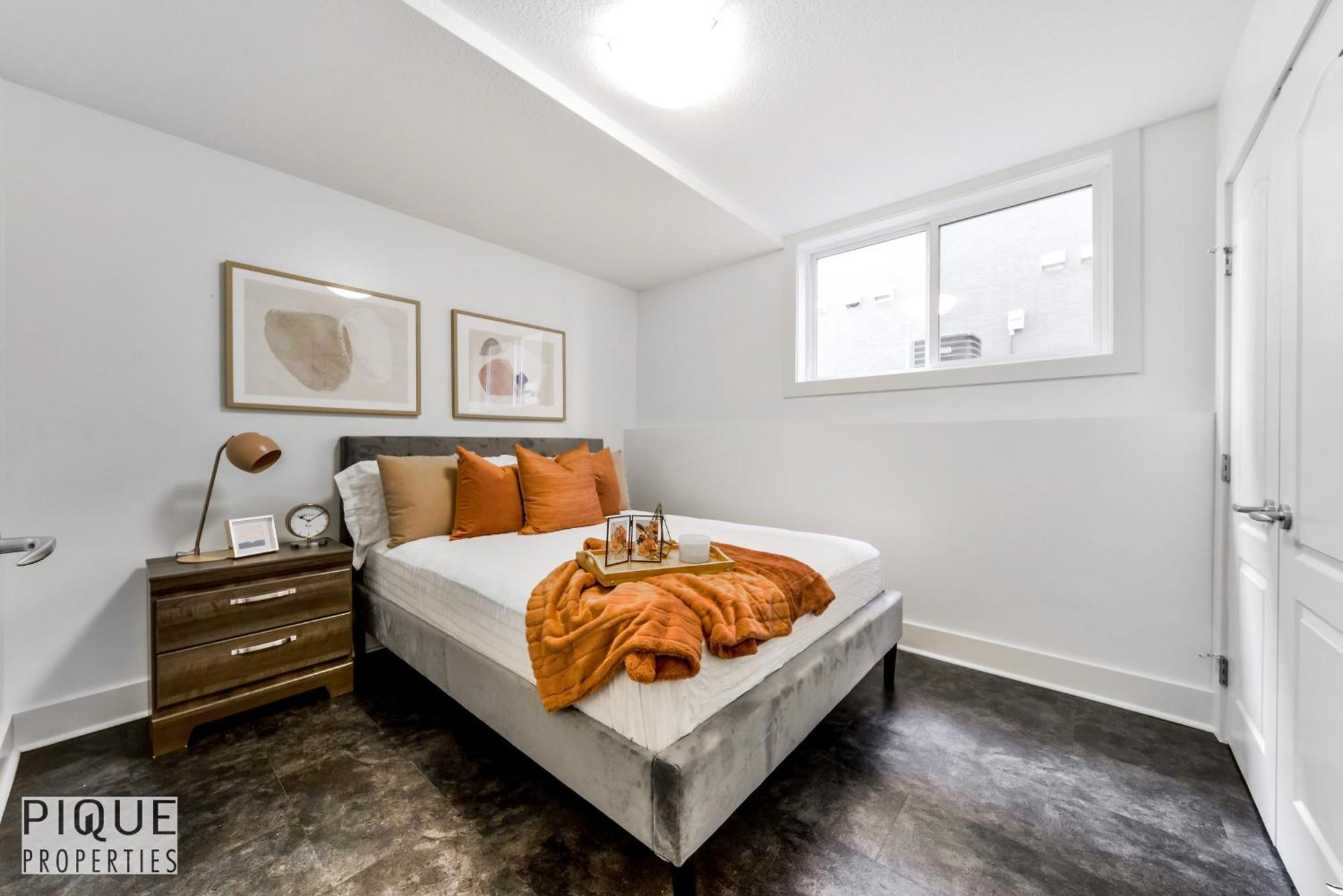 Stunning Modern Suite - King Bed - Free Parking & Netflix - Fast Wi-Fi - Long Stays Welcome Edmonton Szoba fotó