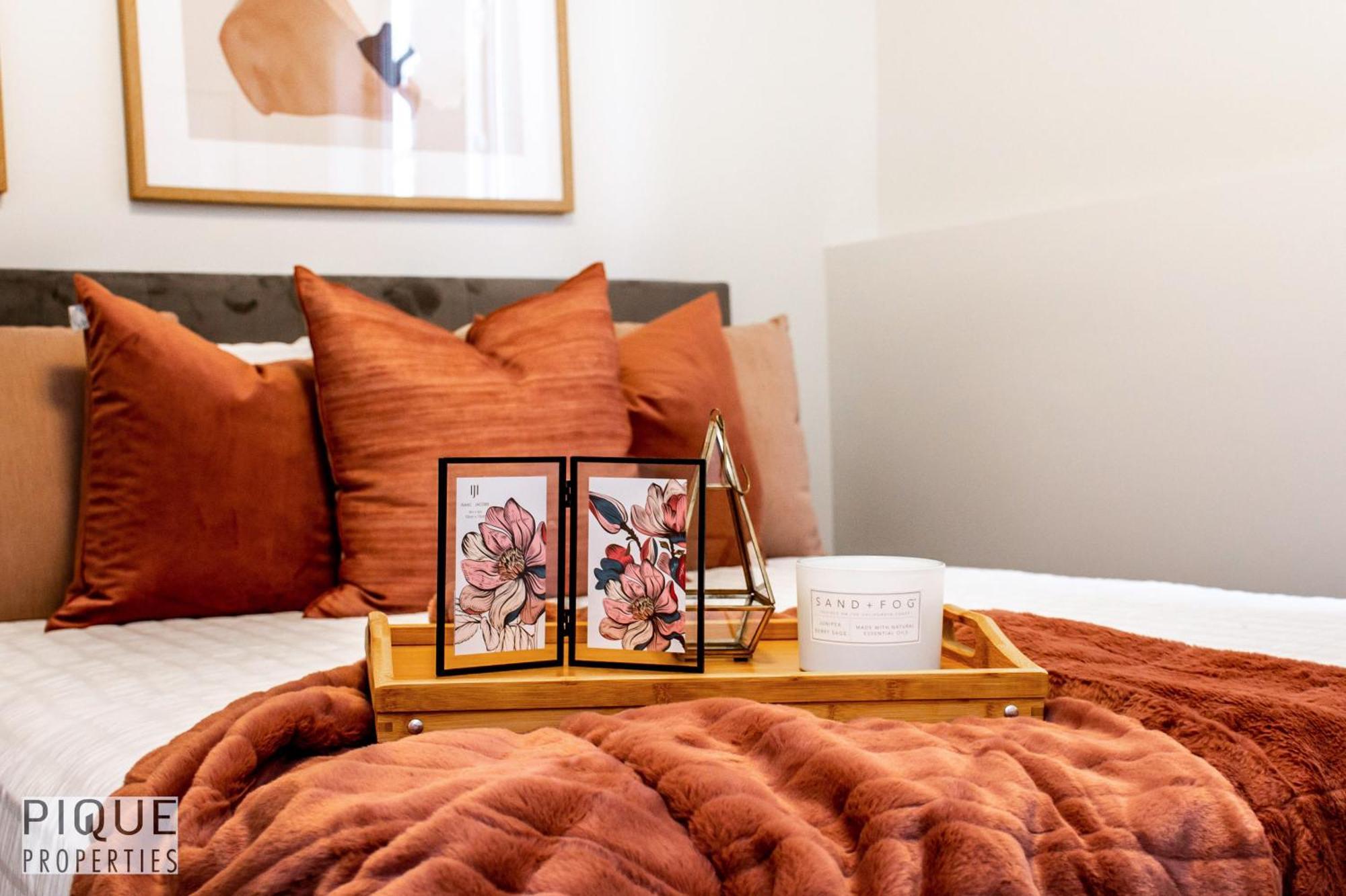 Stunning Modern Suite - King Bed - Free Parking & Netflix - Fast Wi-Fi - Long Stays Welcome Edmonton Szoba fotó