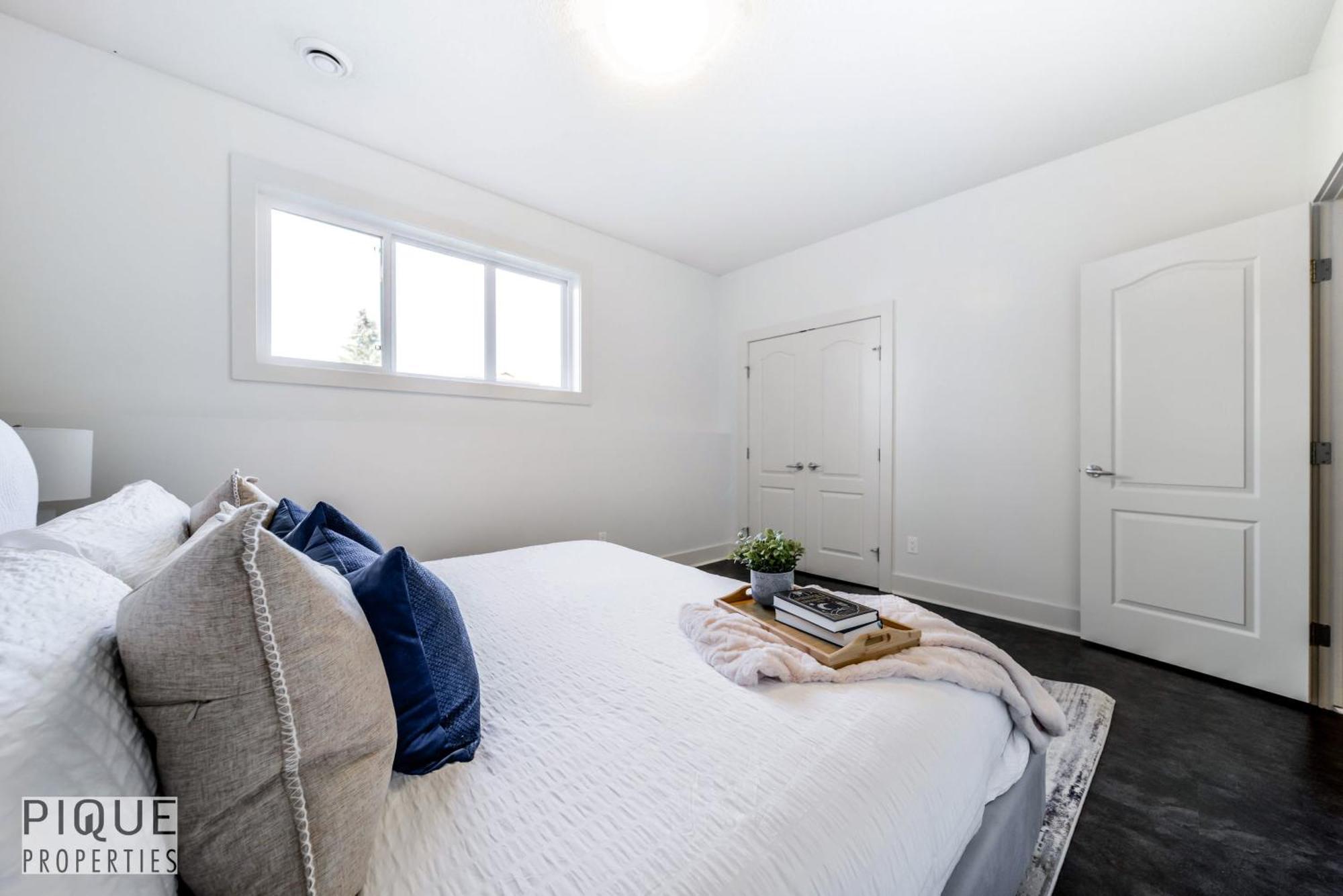 Stunning Modern Suite - King Bed - Free Parking & Netflix - Fast Wi-Fi - Long Stays Welcome Edmonton Szoba fotó