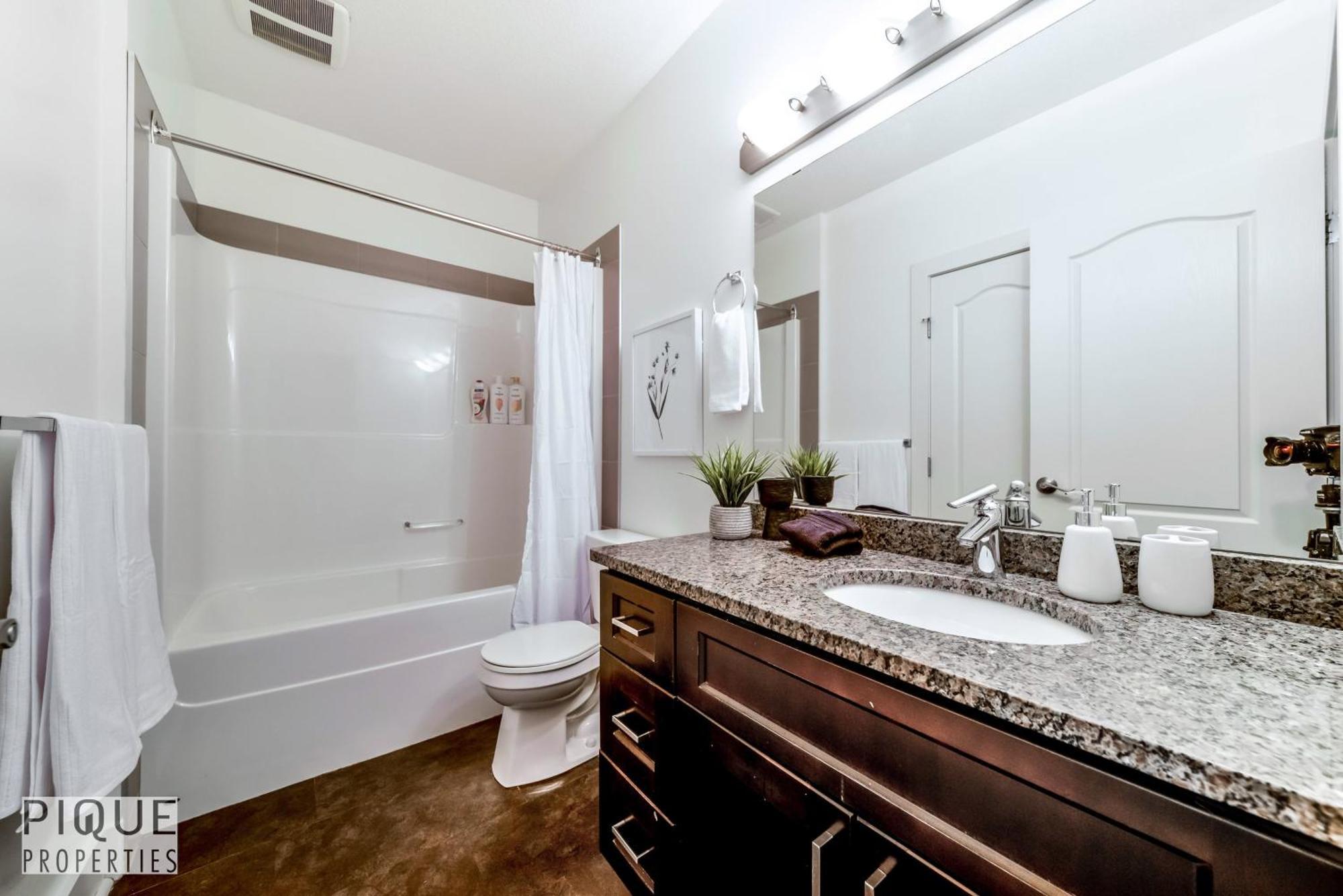 Stunning Modern Suite - King Bed - Free Parking & Netflix - Fast Wi-Fi - Long Stays Welcome Edmonton Szoba fotó