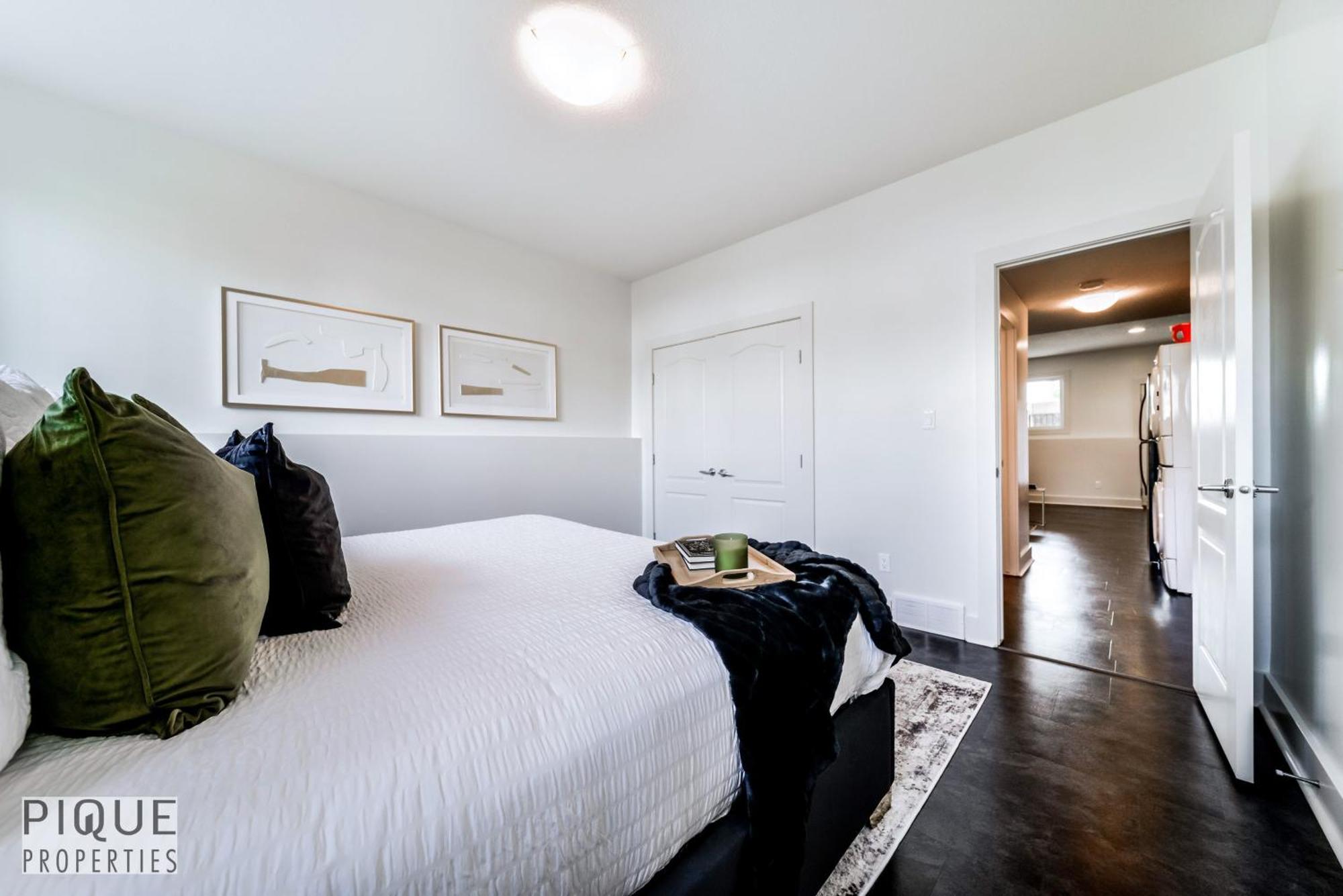 Stunning Modern Suite - King Bed - Free Parking & Netflix - Fast Wi-Fi - Long Stays Welcome Edmonton Szoba fotó