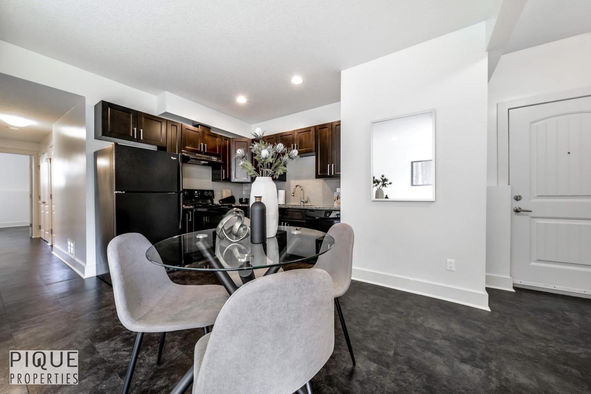 Stunning Modern Suite - King Bed - Free Parking & Netflix - Fast Wi-Fi - Long Stays Welcome Edmonton Szoba fotó