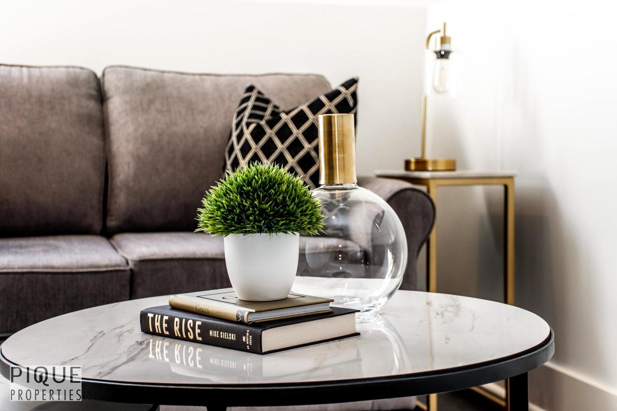 Stunning Modern Suite - King Bed - Free Parking & Netflix - Fast Wi-Fi - Long Stays Welcome Edmonton Szoba fotó